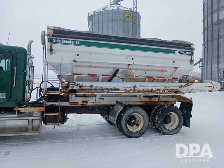 1996-freightliner-fld120-image-9