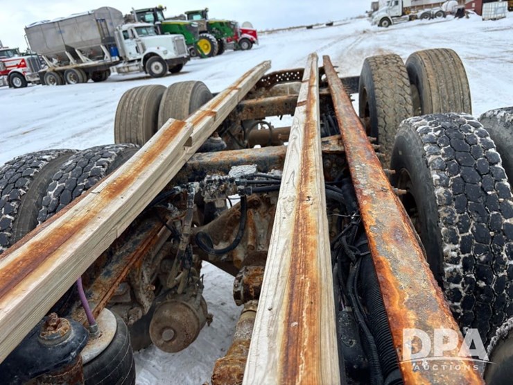 peterbilt-365-image-49