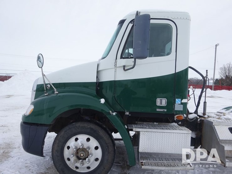 2007-freightliner-columbia-112-image-83