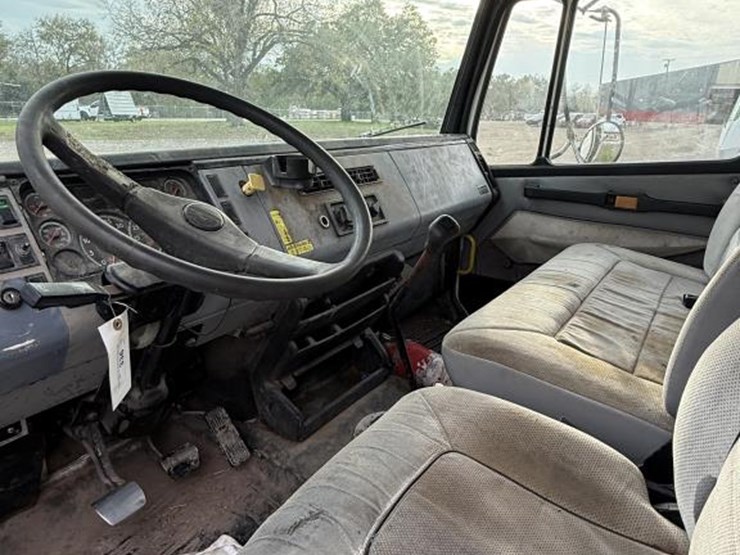 freightliner-fl70-image-5