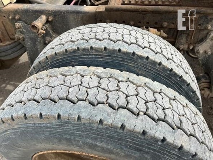 1997-freightliner-fld120-image-12