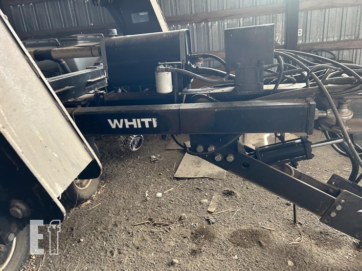 2004-white-8516-image-2