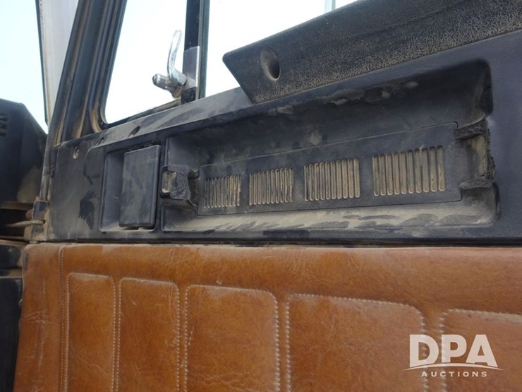 1994-freightliner-fld120-image-80