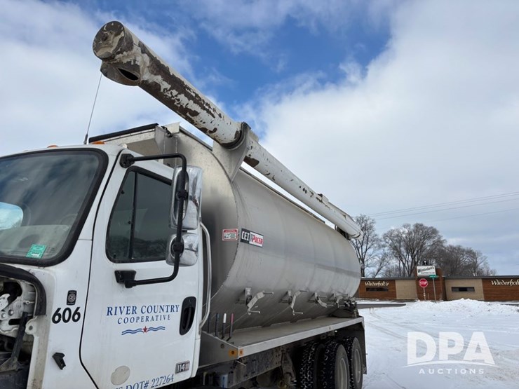 freightliner-114sd-image-38