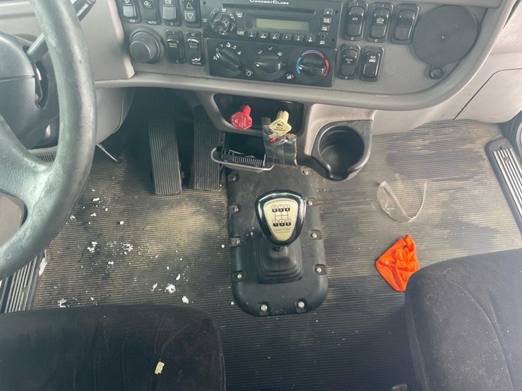 2012-peterbilt-384-image-36