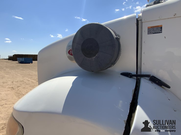 2017-peterbilt-348-image-11