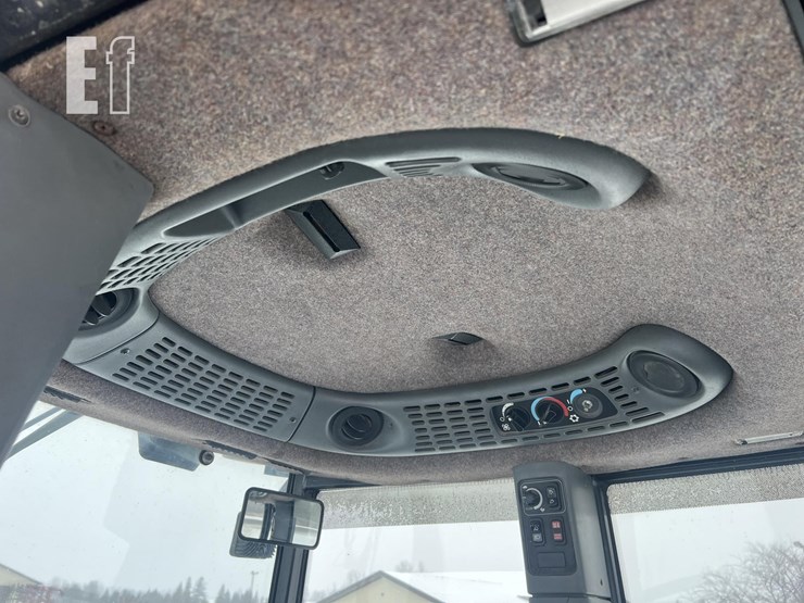 new-holland-tv140-image-39