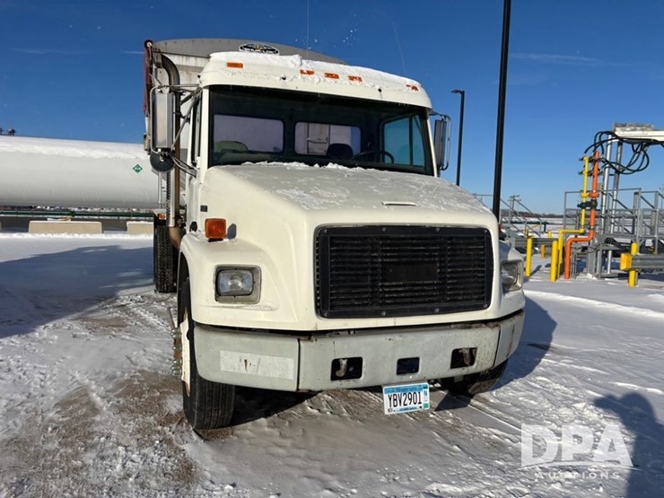 1998-freightliner-fl80-image-17