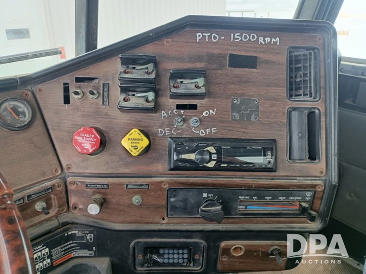 1996-freightliner-fld120-image-31