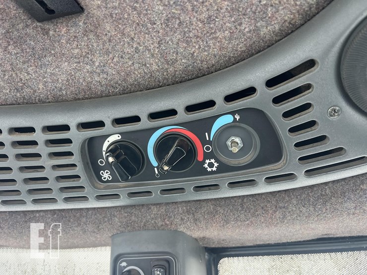 new-holland-tv140-image-51