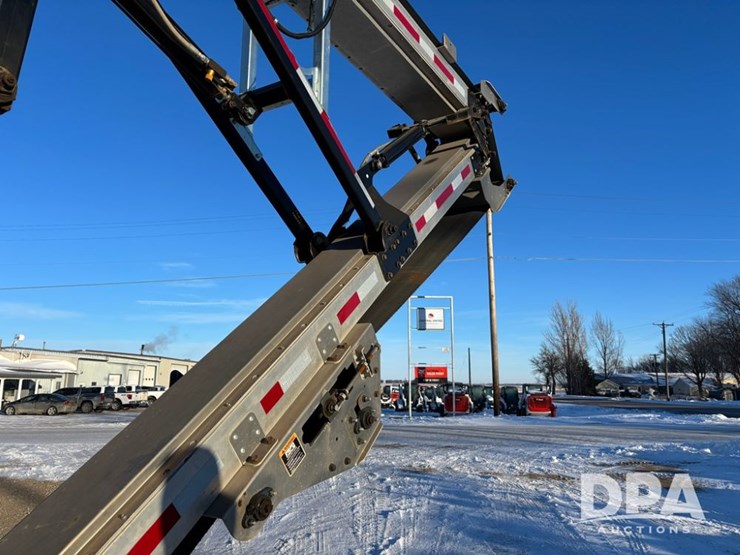 international-4900-image-37