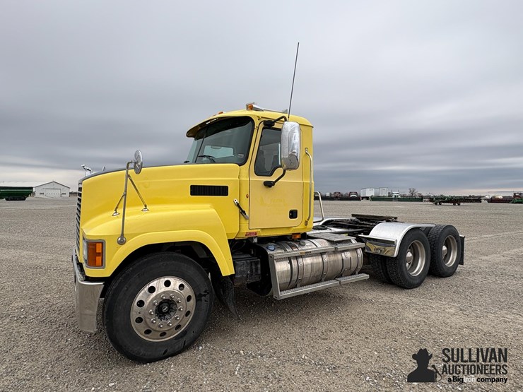 2013-mack-chu613-pinnacle-t/a-day-cab-truck-tractor-image-1
