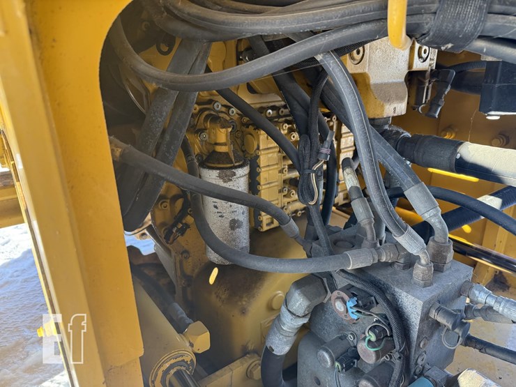 2011-deere-624k-image-9