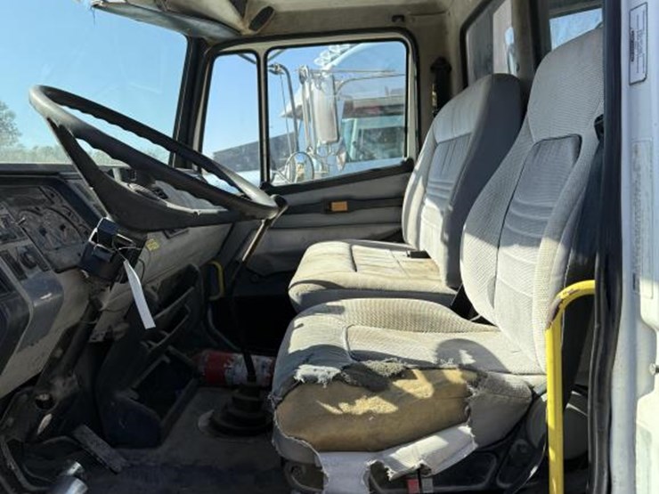 freightliner-fl70-image-10