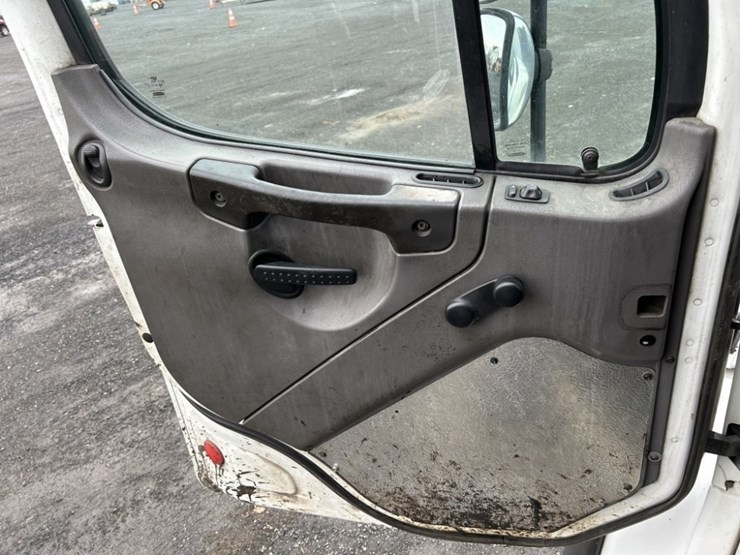 2009-freightliner-m2-s/a-asphalt-patch-truck-image-21