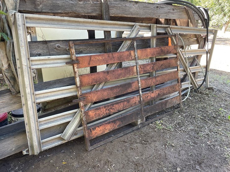 #3670-•-metal-gates-image-2