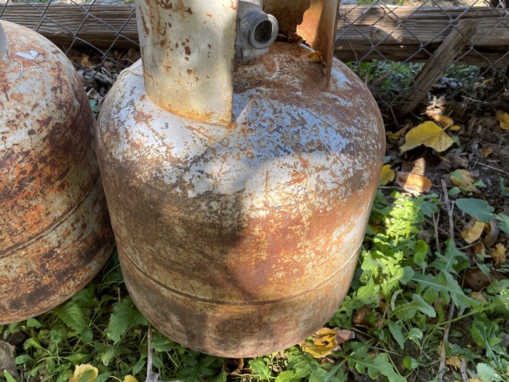 #3704-•-propane-tanks-image-2