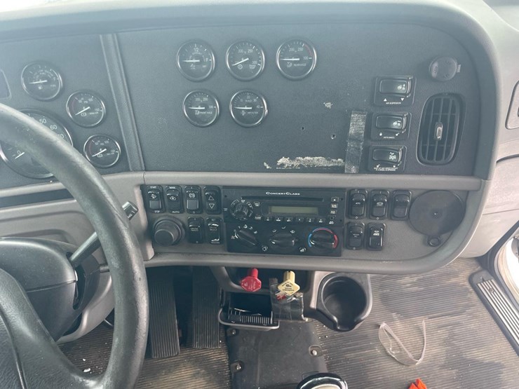 2012-peterbilt-384-image-35
