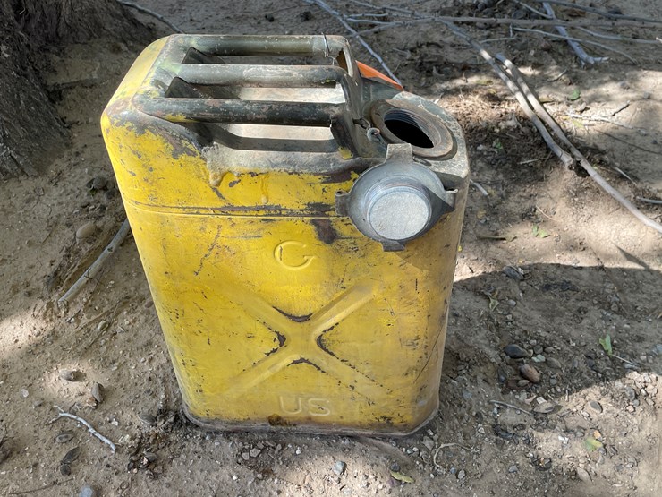 #3655-•-lot-of-(5)-jerry-gas-cans-image-9