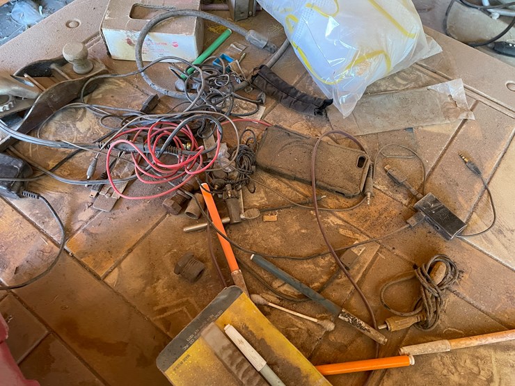 #3693-•-tables-and-hardware-image-12