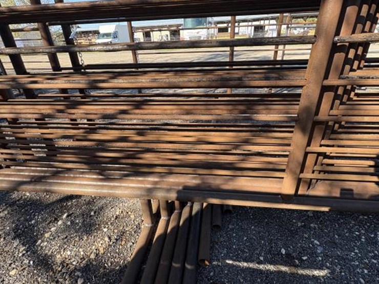 #44-•-freestanding-panels-24'-w/-12'-gate-image-4