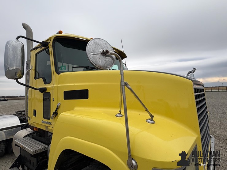 2013-mack-chu613-pinnacle-t/a-day-cab-truck-tractor-image-16