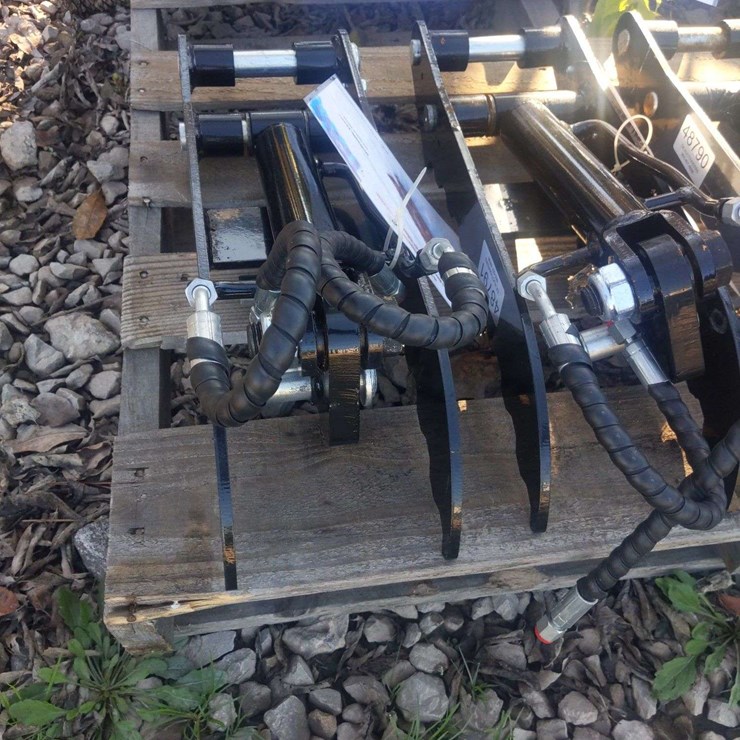 UNUSED TPM HYDRAULIC THUMB