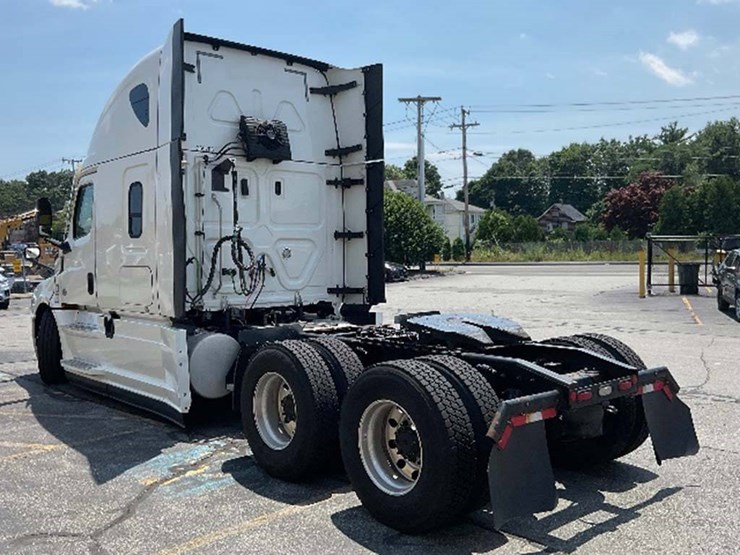 freightliner-cascadia-126-image-2