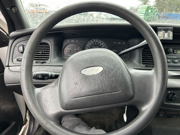 2004-ford-crown-victoria-sedan-image-23