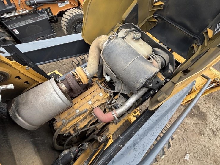 2017-deere-210l-image-42