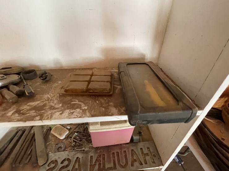 #3685-•-shelf-including-contents-image-10