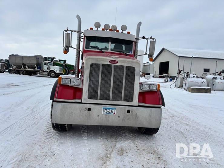 peterbilt-365-image-23