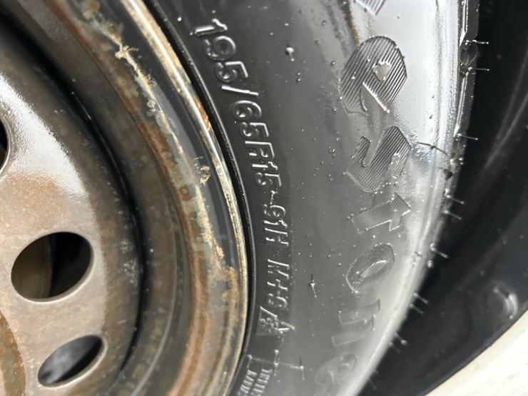 2004-toyota-prius-hybrid-sedan-image-10