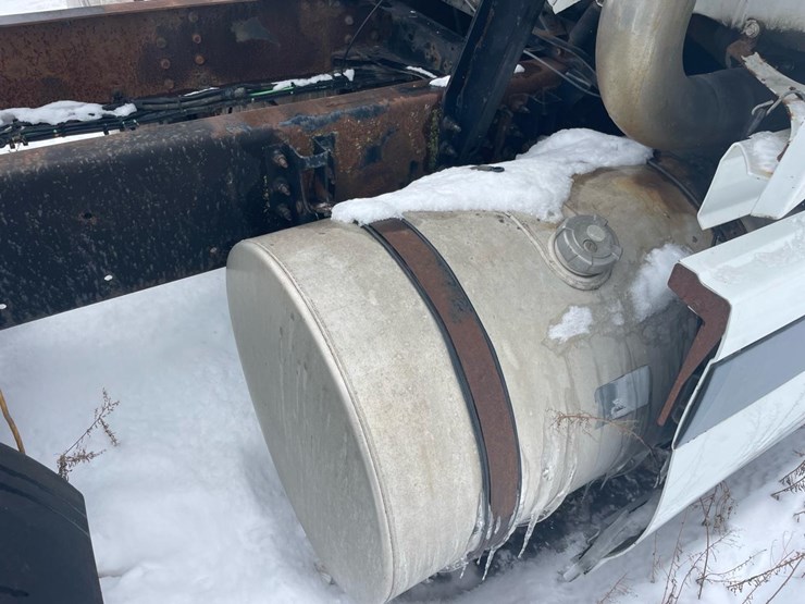 #149-•-2004-volvo-sleeper-semi-truck-image-24