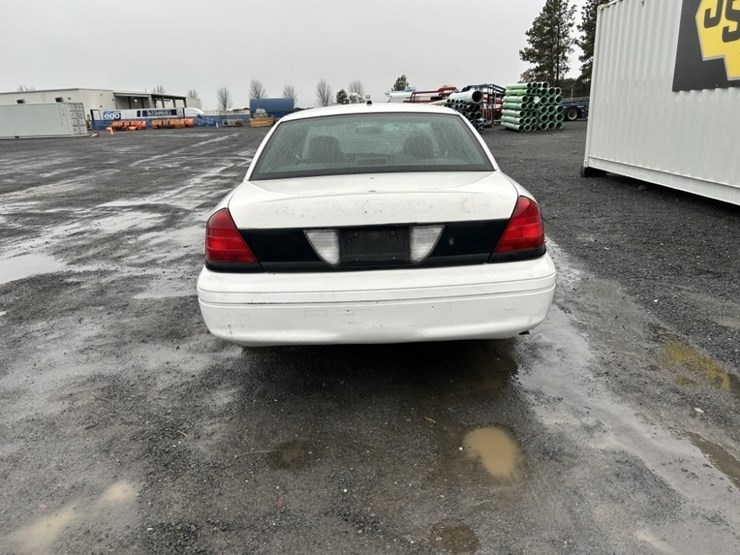 2004-ford-crown-victoria-sedan-image-4