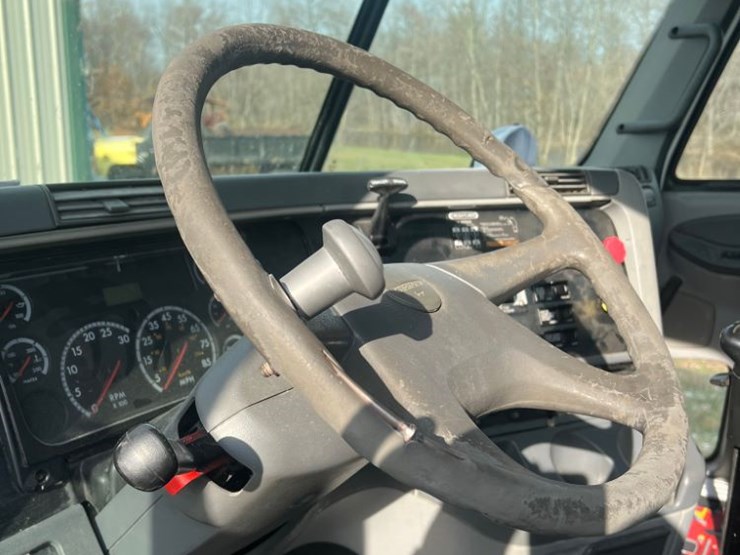 freightliner-columbia-112-image-12