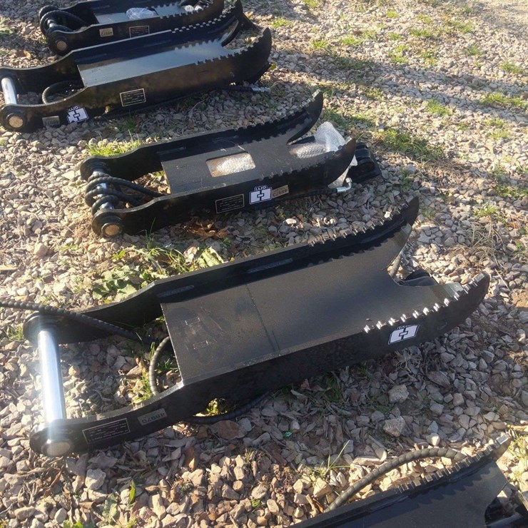 UNUSED 7TON HYDRAULIC THUMB CLAMP MODEL #XJ7T