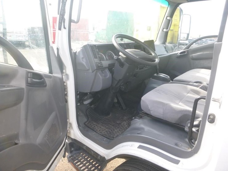 2016-isuzu-nrr-image-12