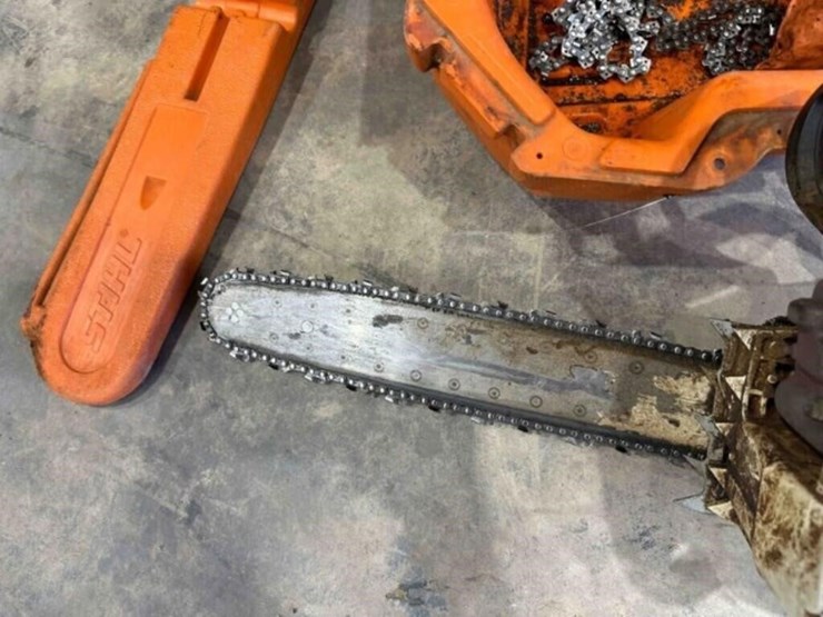 stihl-ms290-chainsaw--motor-pulls-through-image-3