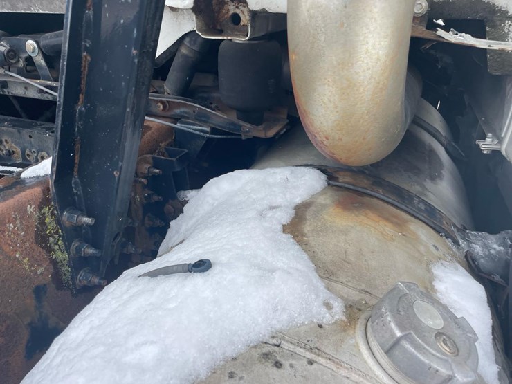 #149-•-2004-volvo-sleeper-semi-truck-image-26