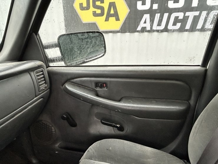 2003-chevrolet-silverado-pickup-image-17