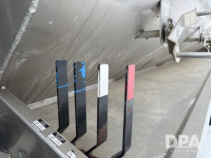 freightliner-114sd-image-40