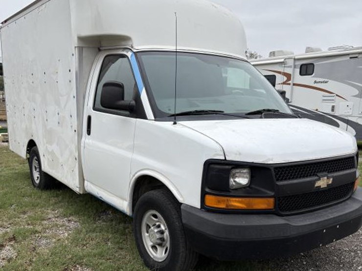 #23-•-2013-chevrolet-box-truck-image-3