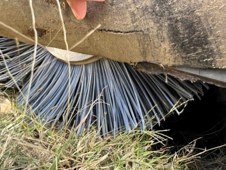 2014-bobcat-skid-steer-sweeper-bucket-image-8