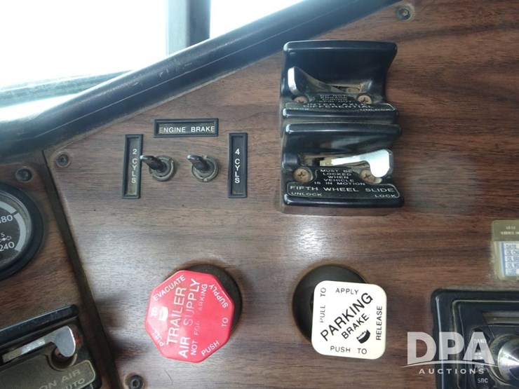 1994-freightliner-fld120-image-94