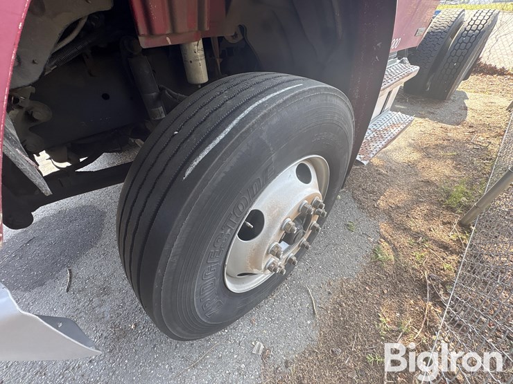 2004-freightliner-m2-106-image-19