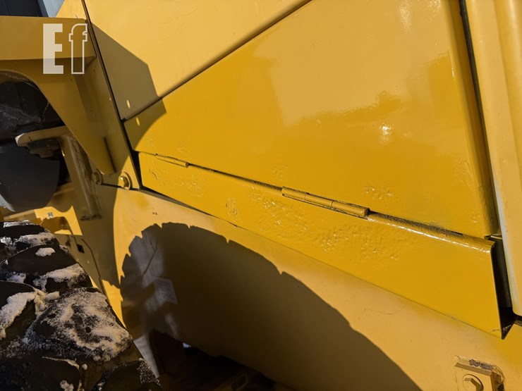 2011-deere-624k-image-31