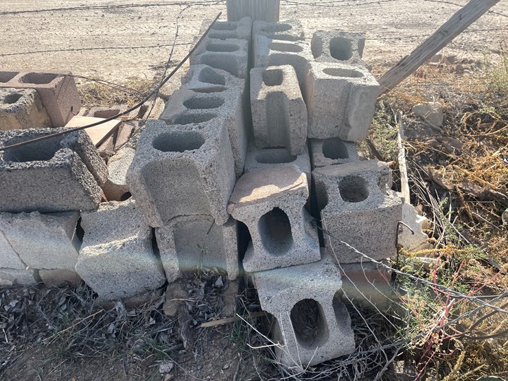 #3733-•-cinder-blocks-and-pavers-image-12