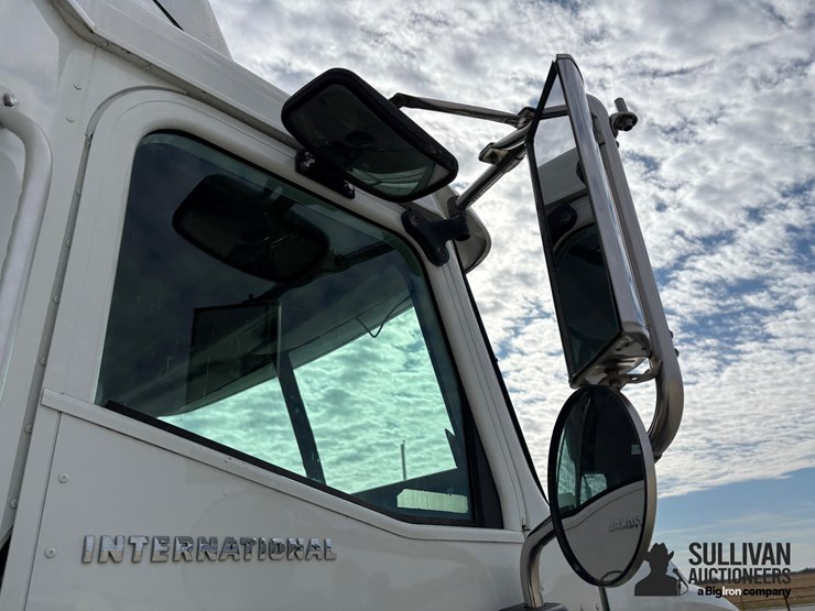 2006-international-9400i-t/a-sleeper-truck-tractor-image-12