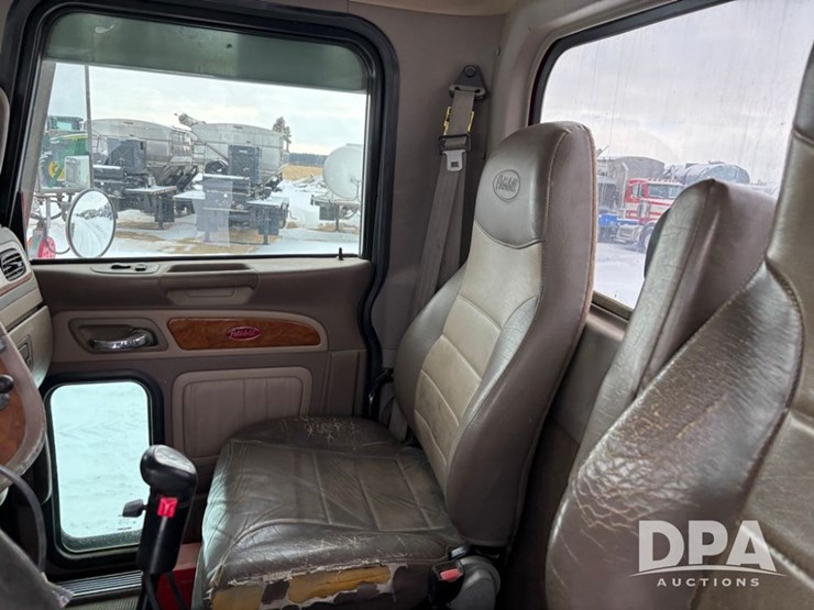 peterbilt-365-image-65